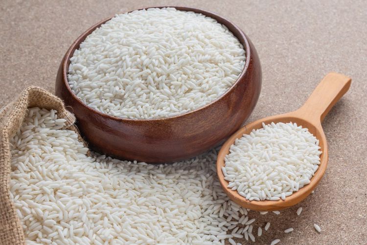 Simpan beras dengan bahan alami yang aromanya dihindari oleh kutu beras.