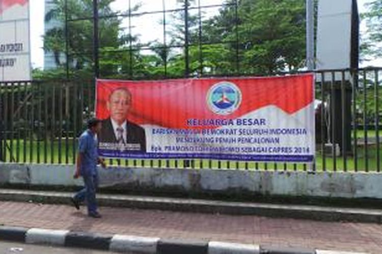 Spanduk dukungan dari Barisan Massa Demokrat untuk pencalonan Pramono Edhie Wibowo sebagai calon presiden 2014, di belakang Kompleks Gedung Parlemen, Jakarta, Kamis (25/7/2013).