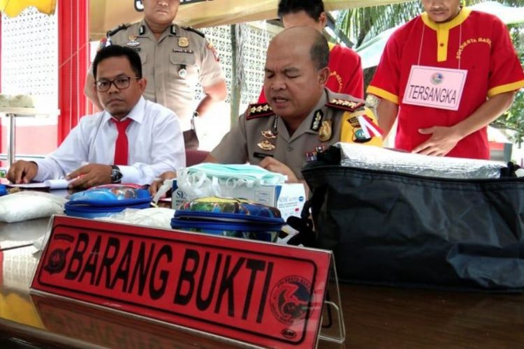 Jajaran Sat Resnarkoba Polresta Barelang mengamankan dua orang kurir narkoba jaringan Internasional di kawasan Kavling Pancur Kel. Duriangkang Kecamatan Sei Beduk, Batam, Kepulauan Riau (Kepri) Senin (19/11/2018).