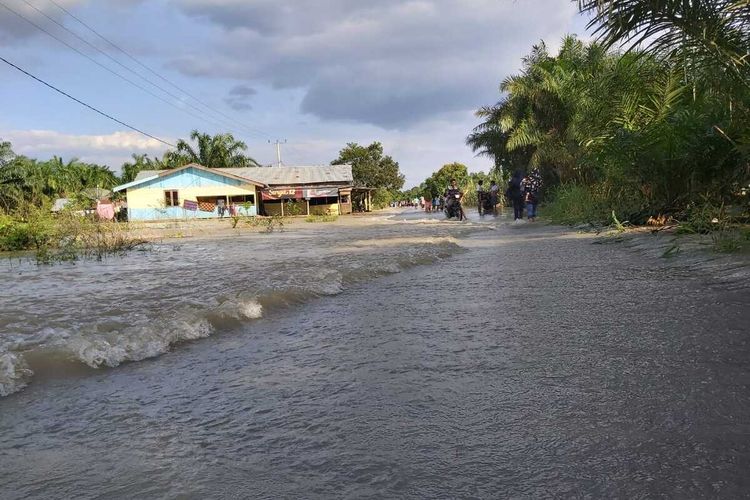 Banjir menggenangi ruas jalan di Kecamatan Bonai Darussalam, Kabupaten Rohul, Riau, Jumat (13/12/2019). Banjir di Negeri Seribu Suluk, itu semakin meluas sejak dua hari terakhir, yang merendam ribuan rumah warga.
