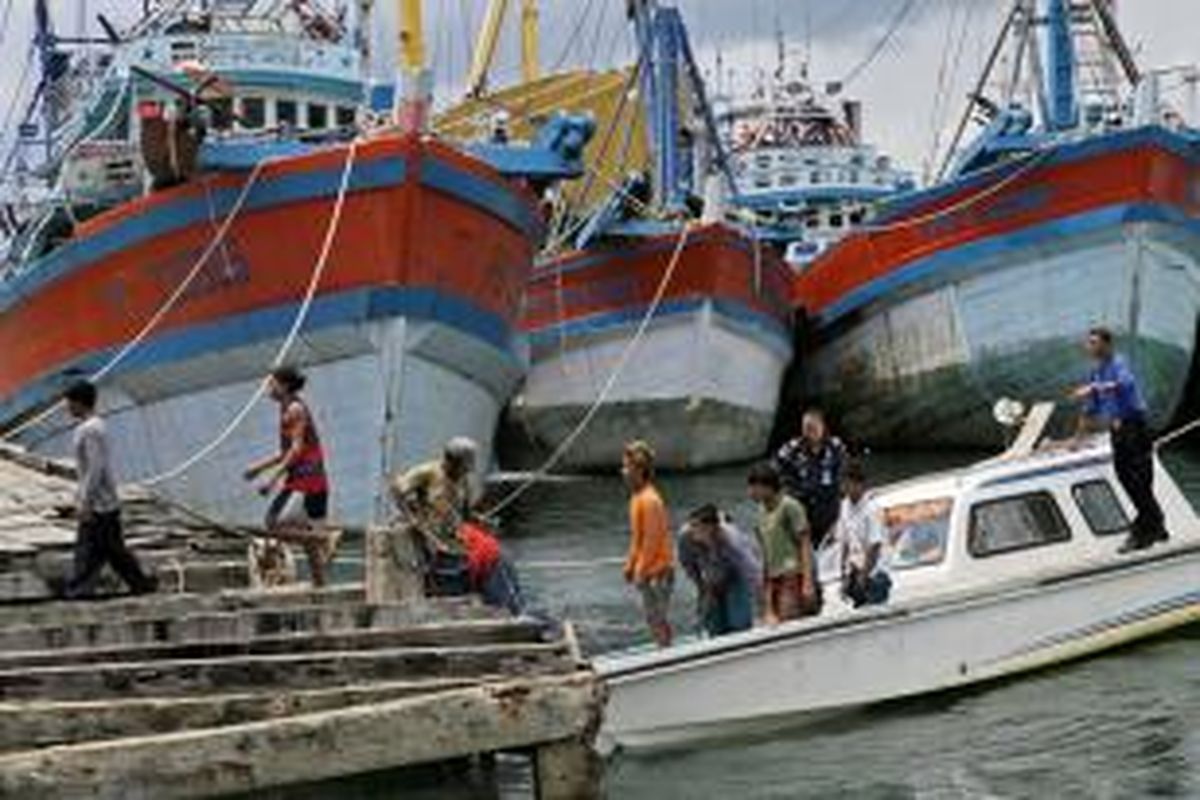Anak buah kapal dari Myanmar, Jumat (3/4/2015) dievakuasi dari perusahaan perikanan Pusaka Benjina Resources di Benjina, Kepualauan Aru, Maluku, yang ditengarai menjadi korban praktik perbudakan.