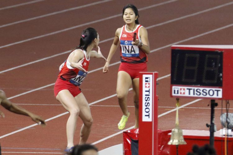 Pelari Indonesia Ulfa Silpiana (No.362) dan Gusti Ayu Mardili Ningsih (No.356) beradu kecepatan dengan para pelari lainya saat babak final lari estafet 4x400 meter Putri Asian Games ke-18 Tahun 2018 di Stadion Utama Gelora Bung Karno Senayan, Jakarta Pusat, Kamis (30/8/2018). Pada pertandingan ini tim pelari estafet Indonesia gagal meraih medali.