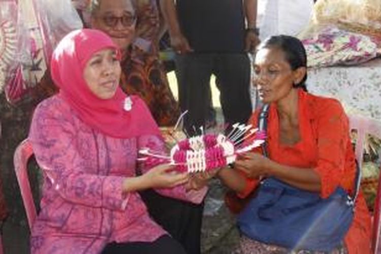 Menteri Sosial Khofifah Indar Parawansa saat berbincang dengan salah seorang anggota kelompok usaha penrima bantuan dana program KUBE di Kelurahan Penatih, Bali, Jumat (10/4/2015) lalu. 