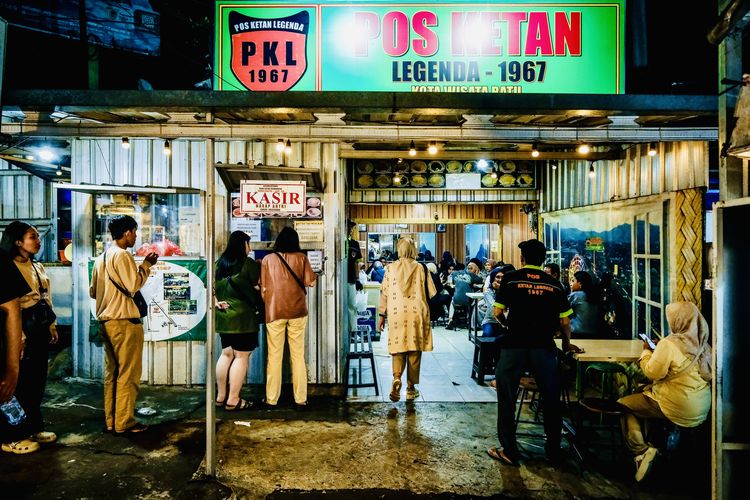 Kedai legendaris ini menjaga resep tradisional sejak 5 dekade lalu ini menyajikan ketan dengan tekstur lembut dan beragam pilihan topping
