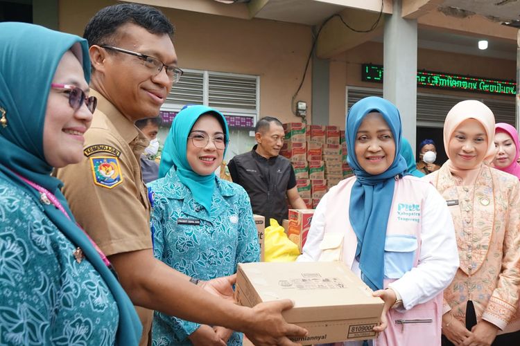 Peduli Warga Terdampak Kebakaran TPA Jatiwaringin, TP PKK Salurkan Bantuan Logistik