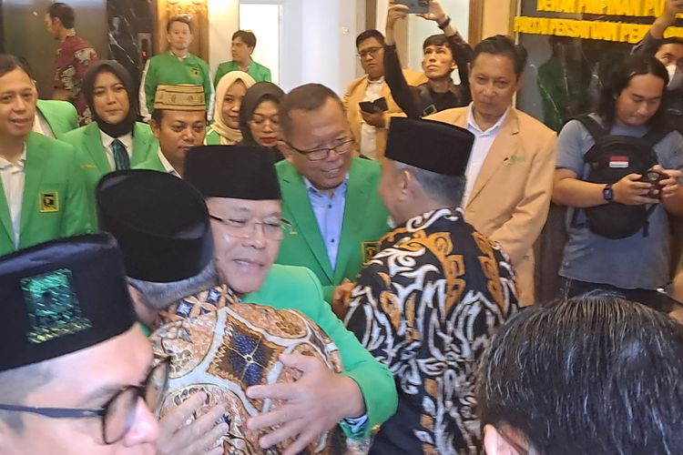 Presiden PKS Ahmad Syaikhu dan Plt Ketum PPP Mardiono berpelukan saat bertemu di kantor DPP PPP, Jakarta Pusat, Rabu (19/4/2023). 