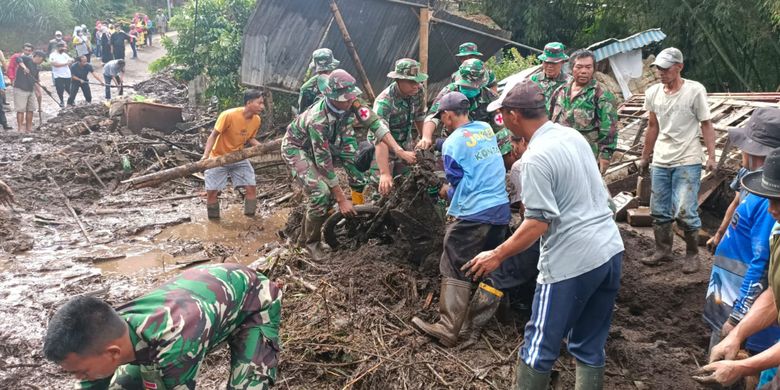 Para personel dari Yonkes 2 Kostrad, Yonbekang 2 Kostrad, dan Yonarhanud 2 Kostrad, sudah bersiaga di lokasi bencana banjir bandang di Kota Batu sejak Kamis (4/11/2021) malam.