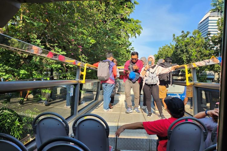 Suasana di atas bus wisata Transjakarta rute BW4 (Skycrapers) dengan atap terbuka, pada Selasa (7/3/2023). 