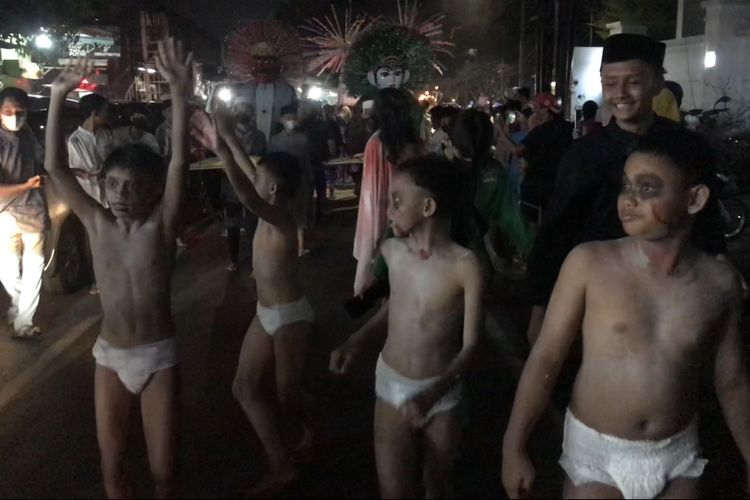 Sejumlah bocah berkostum tuyul mengikuti pawai obor di kawasan Ciganjur, Jagakarsa, Jakarta Selatan pada Sabtu (26/3/2022) malam.
