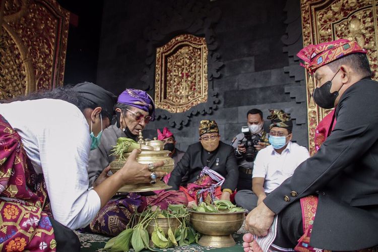 KSAD Dudung Abdurachman dapat Gelar Adat Sasak sebagai 'Prawireng Jayeng Bhuwane' saat berkunjung ke Lombok, Nusa Tenggara Barat (NTB).