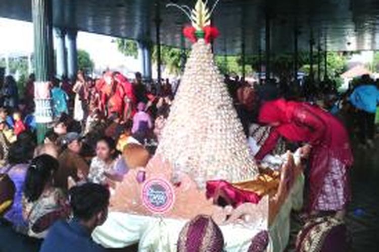 Gunungan Bakpia saat berada di dalam kraton, usai diarak dari Ngabean kota Yogyakarta.