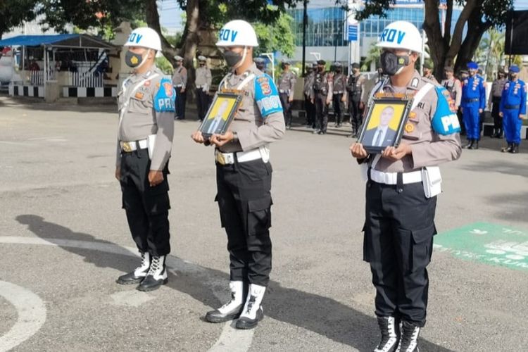 Foto: Upacara Pemberhentian Dengan Tidak Hormat (PDTH) terhadap dua oknum anggota Kepolisian Resor (Polres) Sikka, Nusa Tenggara Timur (NTT) Brigpol Alfridus Blasius Sato dan Brigpol Franklin Thobias Tefbana, Senin (9/1/2023) di halaman Mapolres Sikka.