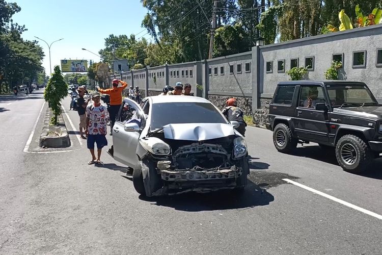 Kondisi pasca kecelakaan karambol di Jalan Ahmad Yani Kota Solo, Jawa Tengah yang melibatkan tiga kendaraan antara mobil dan bus pada Senin (6/5/2024).