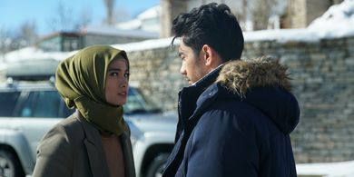 Potongan adegan dalam film Layla Majnun, yang diperankan oleh Reza Rahadian dan Acha Septriasa.