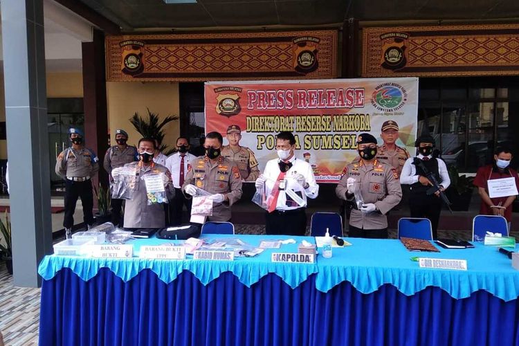 Konferensi pers kasus penggerebekan tempat pembuatan ekstasi di Palembang, Sumatera Selatan.