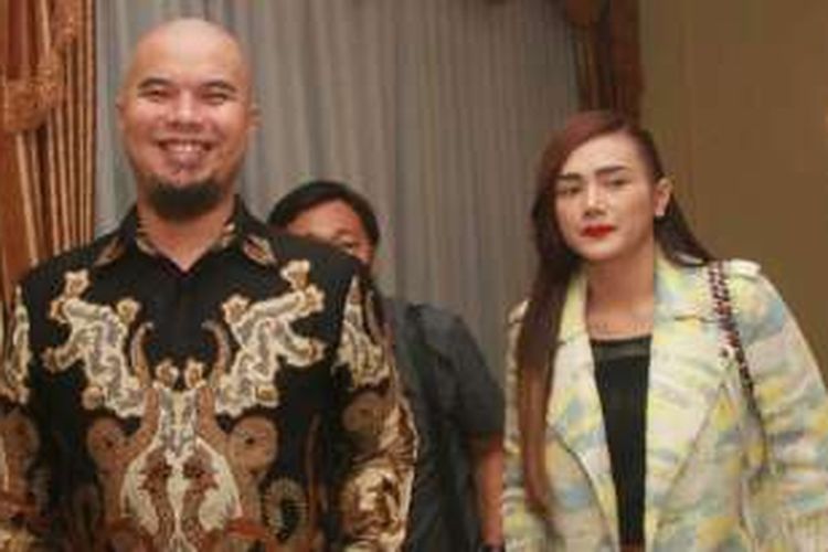 Ahmad Dhani dan Mulan Jameela usai kegiatan Sosialisasi UU Nomor 28 Tahun 2014 tentang Hak Cipta di Mapolda Metro Jaya, Jakarta Selatan, Kamis (6/10/2016).