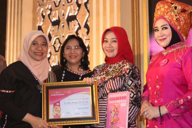 Atalia Ridwan Kamil saat menerima penghargaan Perempuan Inspirasi Indonesia 2019 bidang Penggiat Sosial dalam ajang Pameran Nuansa Tanpa Batas di Gedung Kementrian Perindustrian, DKI Jakarta, Senin (2/12/19).