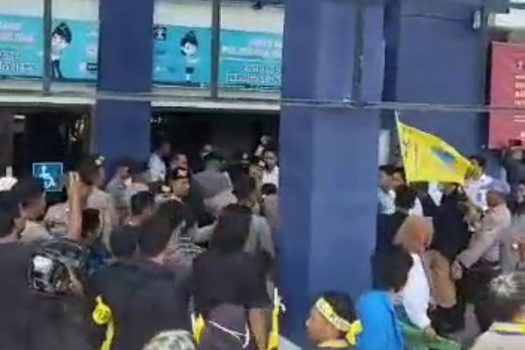 Ratusan mahasiswa menggelar aksi demonstrasi di depan Kantor Imigrasi Sumbawa Rabu (15/11/2023). Mereka menuntut penutupan tambang ilegal serta mendeportasi WNA penambang.