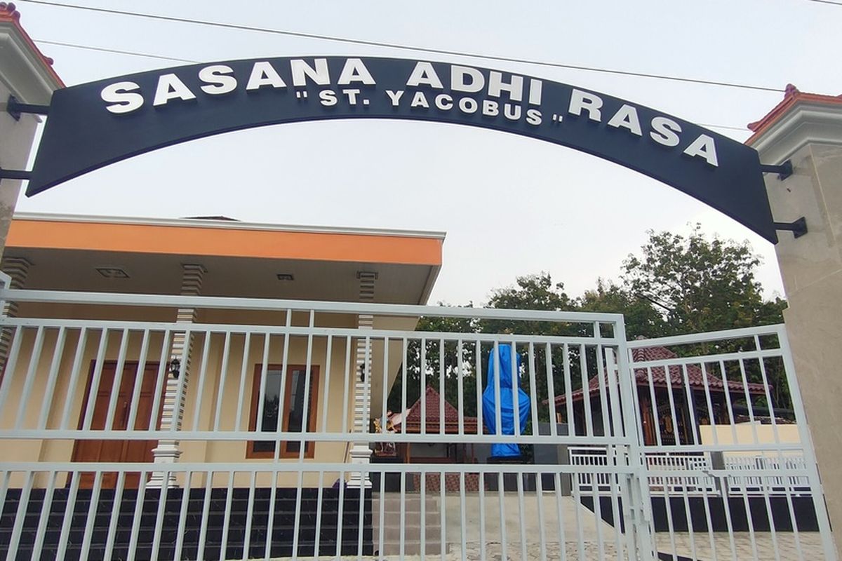 Penutupan patung Bunda Maria di  Sasana  Adhi Ras Santo Yakobus di Pedukuhan Degolan, Kalurahan Bumirejo, Kapanewon Lendah, Kabupaten Kulon Progo, Daerah Istimewa Yogyakarta.