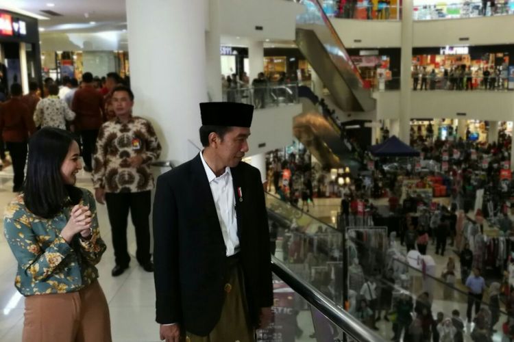 Presiden Joko Widodo saat mengunjungi Lombok Epicentrum Mal, Kota Mataram, Provinsi Nusa Tenggara Barat, Kamis (19/10/2017) malam.