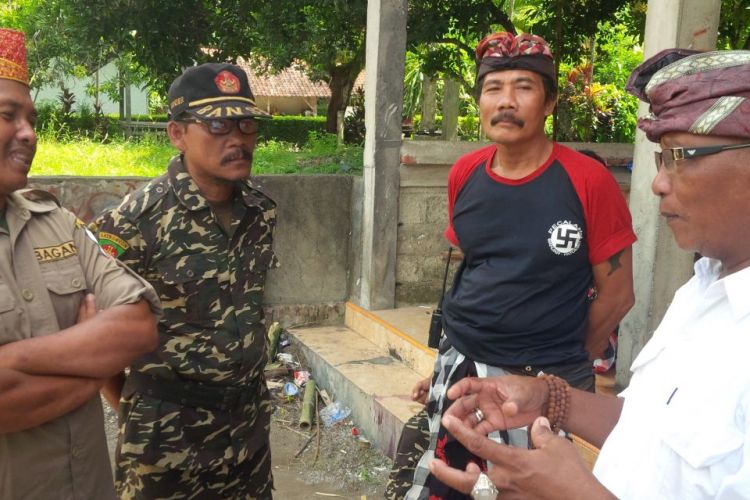 Banser ikut membantu menjaga ibadah Nyepi di dusun Patoman Tengah Banyuwangi 