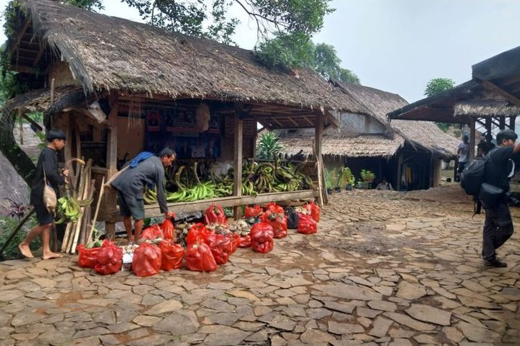 Masyarakat Baduy menyiapkan komoditas hasil pertanian ladang di depan rumah Jaro Kepala Desa Kanekes Kabupaten Lebak, seperti pisang dan gula aren untuk penyerahan upacara tradisi Seba bersama Bupati Lebak di Rangkasbitung ,Jumat (17/5/2024) dan Gubernur Banten di Kota Serang, Sabtu (18/5/2024). 
