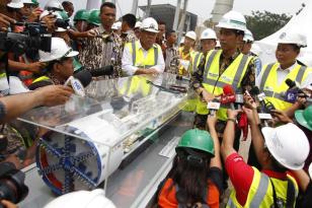 Presiden Joko Widodo memberikan keterangan pers seusai memantau mesin bor yang akan mulai dioperasikan untuk menggali jalur bawah tanah MRT di Bundaran Patung Pemuda Membangun, Senayan, Jakarta, Senin (21/9/2015).