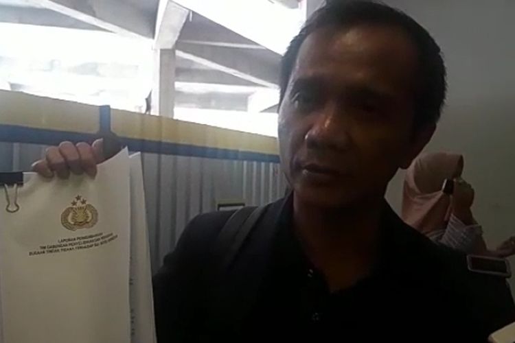 Anggota Tim Pakar kasus Novel Baswedan, Nur Kholis memberikan keterangan kepada wartawan di Bandara Pattimura Ambon, Rabu (10/4/2019)