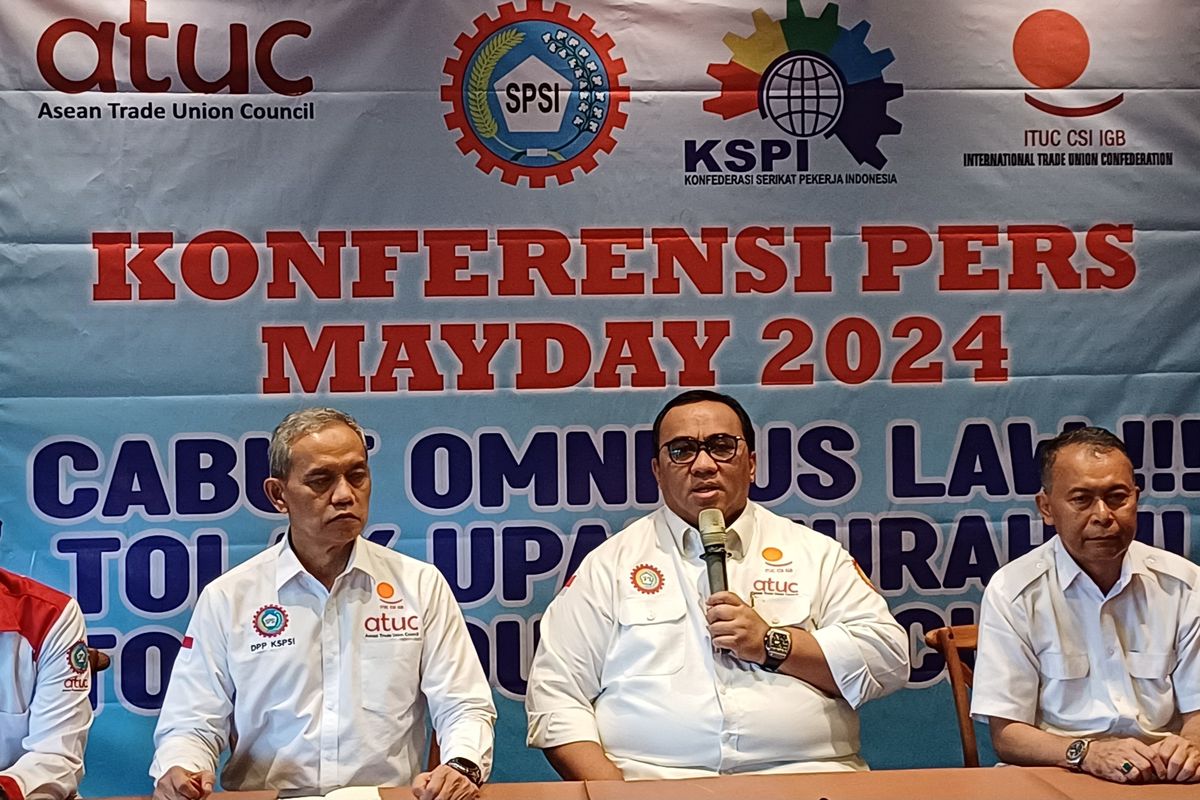 Presiden Konfederasi Serikat Pekerja Buruh Indonesia (KSPSI) Andi Gani saat konferensi pers di kawasan Kebayoran Baru, Jakarta Selatan, Senin (29/4/2024).