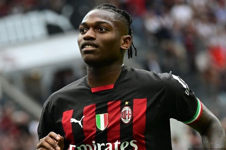 Penyerang AC Milan asal Portugal, Rafael Leao, mencetak dua gol dan satu assist dalam laga Derby della Madonnina kontra Inter di Stadion San Siro, Sabtu (3/9/2022). Rade Krunic mengakui bahwa Rafael Leao adalah sosok yang sulit digantikan di skuad Milan. Terkini, Leao terancam tidak bisa tampil pada laga leg pertama semifinal Liga Champions AC Milan vs Inter Milan karena cedera.