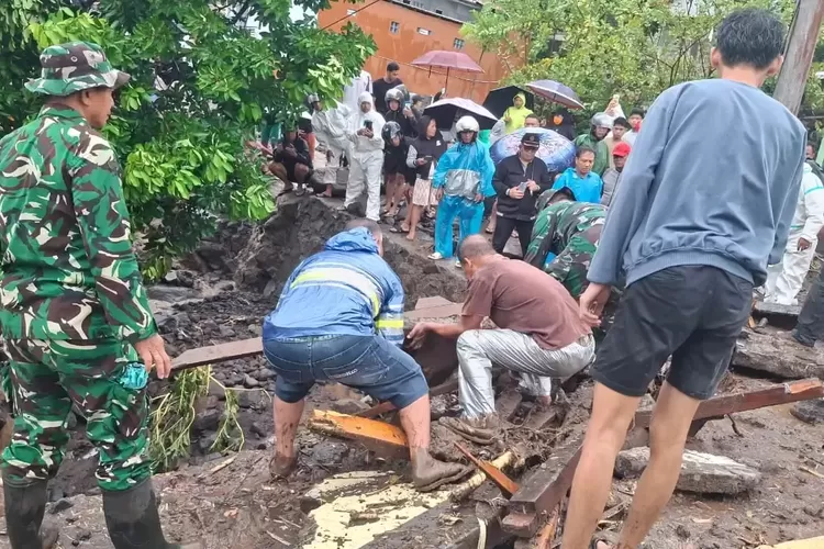 Tim pencarian dan pertolongan gabungan bersama warga melakukan evakuasi pada korban terdampak banjir bandang di Kabupaten Kepualauan Sitaro pada Senin (5/1/2026).