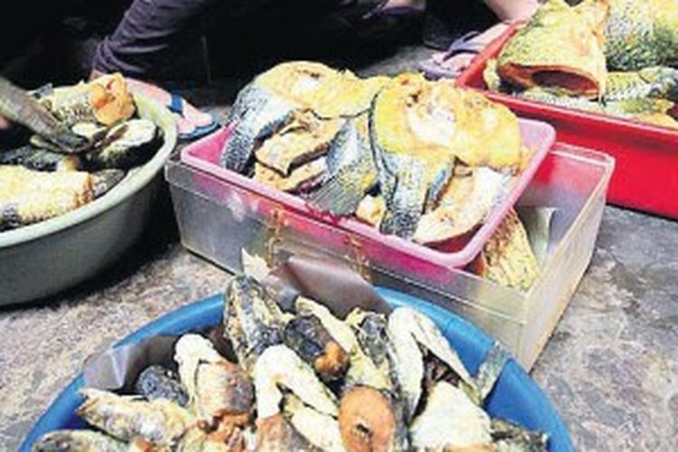Ikan gabus, ikan mas, dan gurame siap digoreng di warung Mak Abeng, Jalan Raya Lebak Wangi, Desa Pemagar Sari, Parung, Bogor, Jawa Barat, Jumat (24/5/2013).
