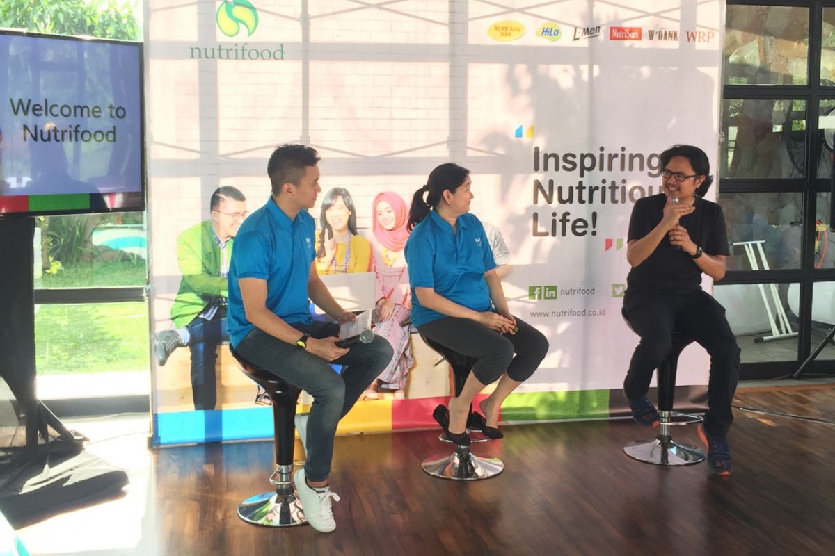 Astri Kurniati (tengah) dan Shafiq Pontoh (kanan) sebagai narasumber di acara #Nutrischool oleh Nutrifood.