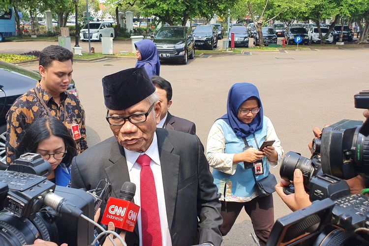 Mantan Hakim MK Harjono tiba di Istana jelang pelantikan Dewan Pengawas KPK, Jumat (20/12/2019).