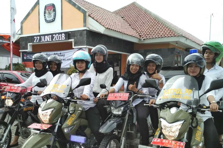 Sejumlah anggota Satpol PP perempuan di Kabupaten Magelang naik motor besar/gede untuk berpatroli mengamankan aset-aset pemerintah di wilayah ini, Selasa (9/1/2018).