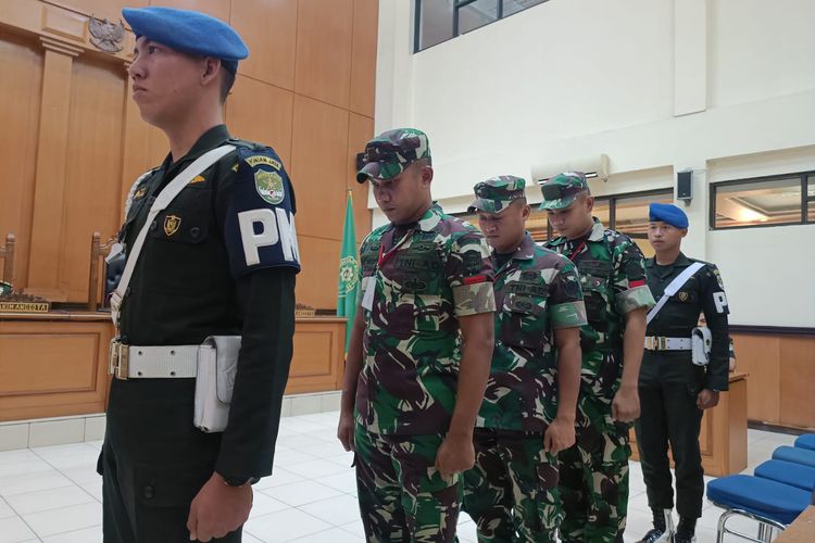 Praka Riswandi Manik dari satuan Paspampres, Praka Heri Sandi dari Direktorat Topografi Angkatan Darat (Dittopad), dan Praka Jasmowir dari Kodam Iskandar Muda Aceh, yang merupakan terdakwa dalam kasus pembunuhan pemuda asal Aceh bernama Imam Masykur, di Pengadilan Militer II-08 Jakarta, Cakung, Jakarta Timur, Senin (4/12/2023).