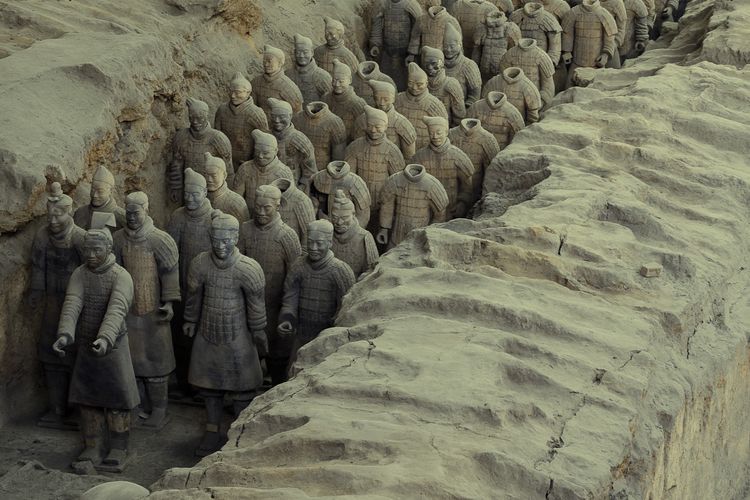 Pasukan terakota penjaga makam kaisar pertama China. Situs makam kuno ini menjadi penemuan arkeolog terbesar di China.