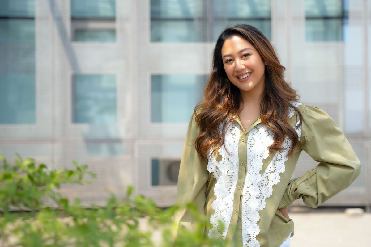 Artis peran Sherina Munaf berpose saat berkunjung ke Menara Kompas, Palmerah, Jakarta, Kamis (24/8/2023), untuk promo film ''Petualangan Sherina 2''.