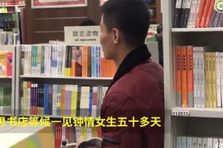 Pria bermarga Sun ini menjadi viral karena selalu berada di toko buku yang sama selama lebih dari 50 hari untuk bertemu dengan gadis yang sempat bertatap mata dengannya selama 10 detik.