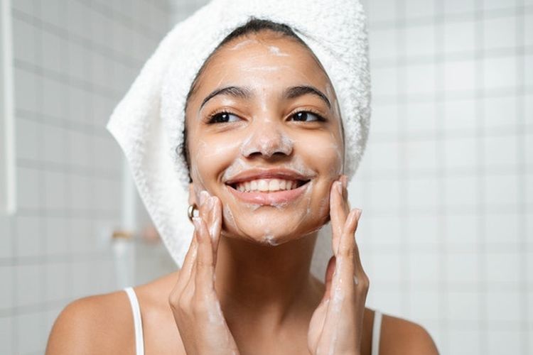 Cuci wajah dengan rutin di musim penghujan, karena kelembaban tinggi bisa memicu kuman berkembang biak lebih banyak di permukaan kulit.