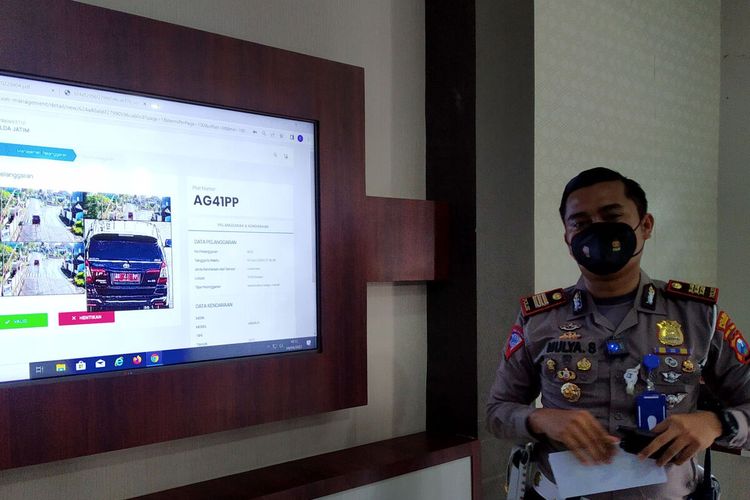 Kasat Lantas Polres Blitar Kota AKP Mulya Sugiharto menunjukkan layar monitor sistem tilang elektronik ETLE, Senin (4/4/2022)