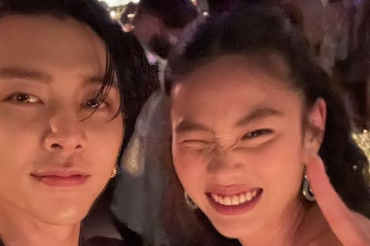 Jung Ho Yeon dan Johnny NCT di Met Gala 2022.