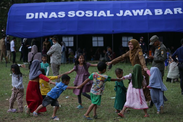 Anak-anak bermain di posko pengungsi korban tanah bergerak di Kampung Curug, Desa Bojong Koneng, Kecamatan Babakan Madang, Kabupaten Bogor, Jawa Barat, Senin (19/9/2022). Berdasar data di posko pengungsian sebanyak 71 unit rumah mengalami kerusakan dan 116 orang terpaksa mengungsi.