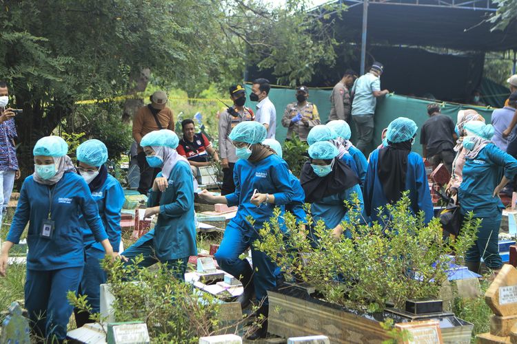 Tim dokter forensik usai melakukan otopsi terhadap AM (17) di Taman Pemakaman Umum (TPU) Sungai Selayur, Kecamatan Kalidoni, Kota Palembang, Sumatera Selatan, Kamis (8/9/2022).