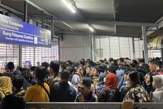 Saat Penumpang Tertahan di Stasiun Tanah Abang, Mengantre Panjang sambil Sesekali Berseru