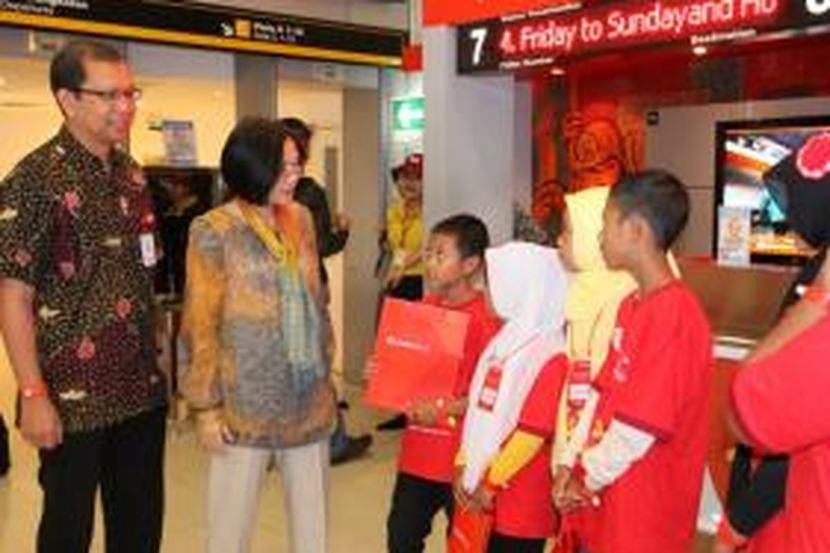 Sejumlah anak pemulung yang berkunjung ke Kidzania