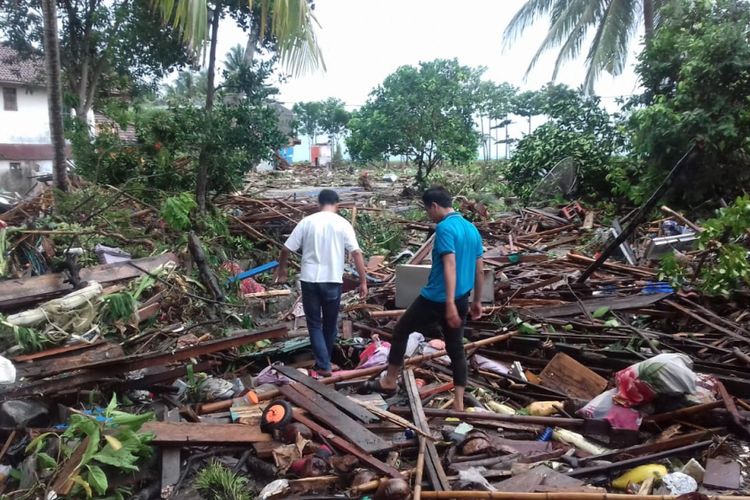 Ratusan rumah warga di pinggir pesisir pantai Lampung Selatan rata dengan tanah usai dihantam tsunami.