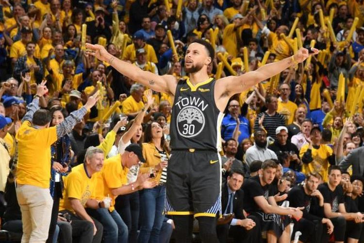 Steph Curry Harus Rehat karena Cedera yang Dialaminya saat melawan Phoenix Suns