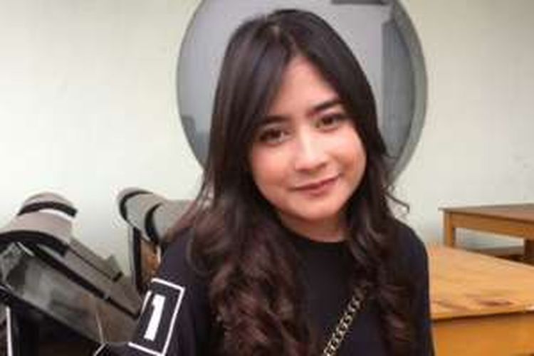 Artis sinetron Prilly Latuconsina diabadikan di kawasan Pangeran Antasari, Jakarta Selatan, Senin (21/11/2016).