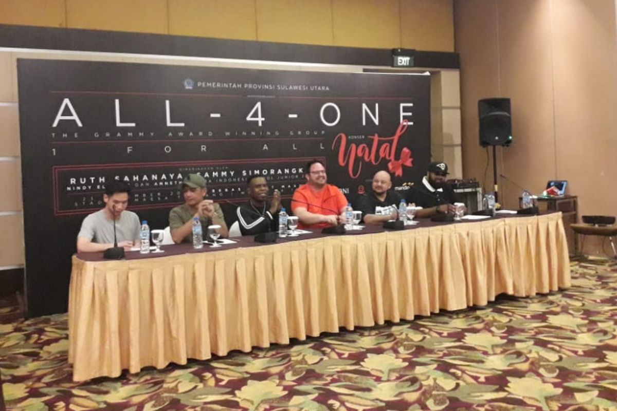 All 4 One didampingi tim penyelenggara saat konferensi pers yang digelar di Hotel Novotel, Manado, Sabtu (22/12/2018).